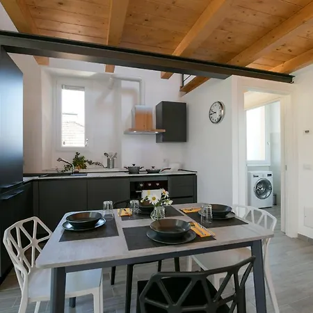 Sunflower Apartment *